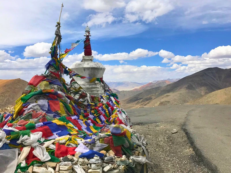 Tibetische Gebetsflaggen in Leh in Indien
