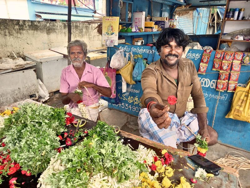 Lokaler Markt in Madurai Indien Mann mit Blumen