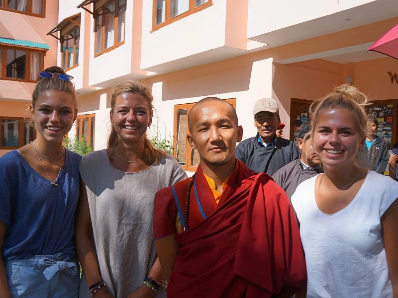 Reisende mit einem Mönch in Indien