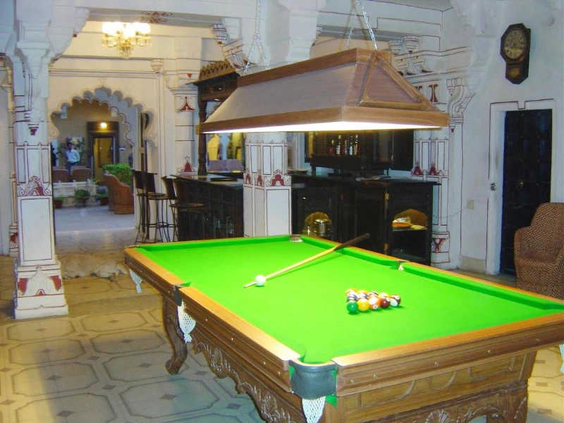 Billiardtisch im Hotel in Deogarh