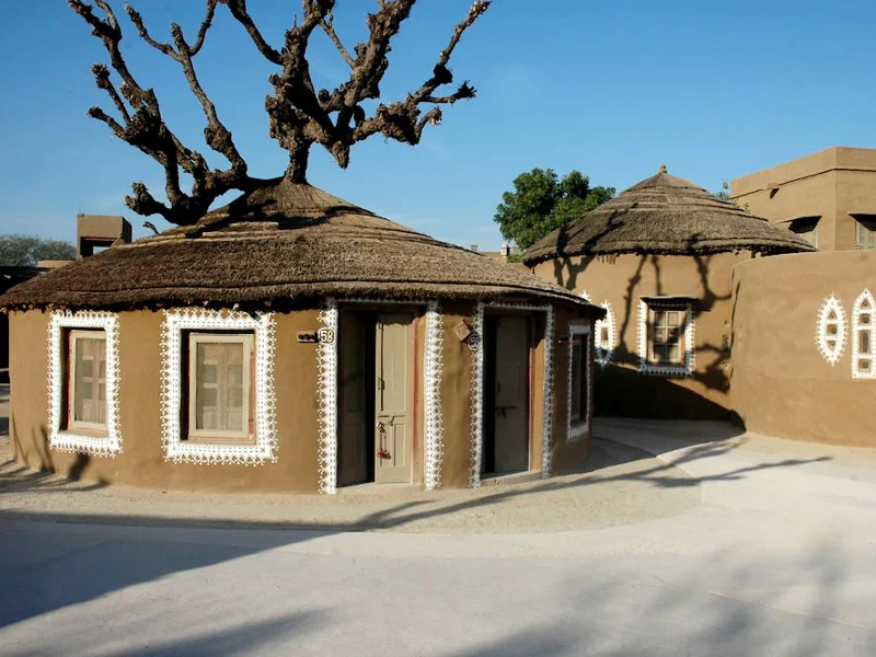 Lehmhütten Hotel in Mandawa