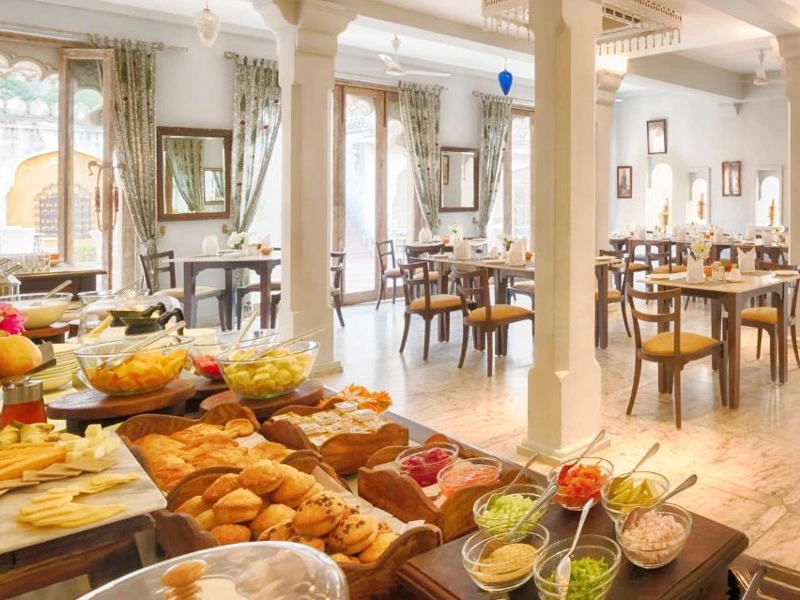 Restaurant im Hotel in Narlai