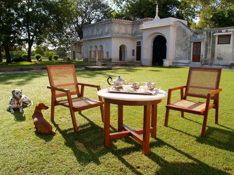 Gepflegter Garten im Hotel in Shahpura, India