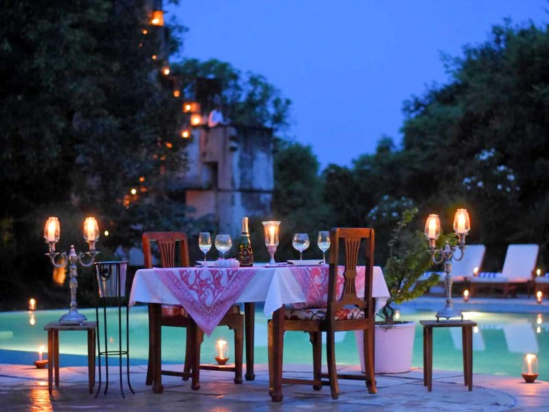 Dinner am Pool im Hotel in Shahpura, India