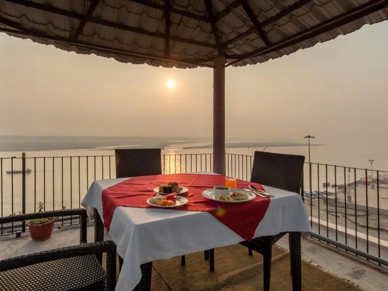 Ausblick von der Hotelterrasse in Varanasi