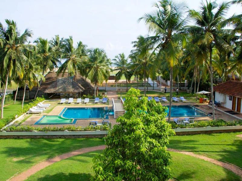 Pool mit Garten am Hotel