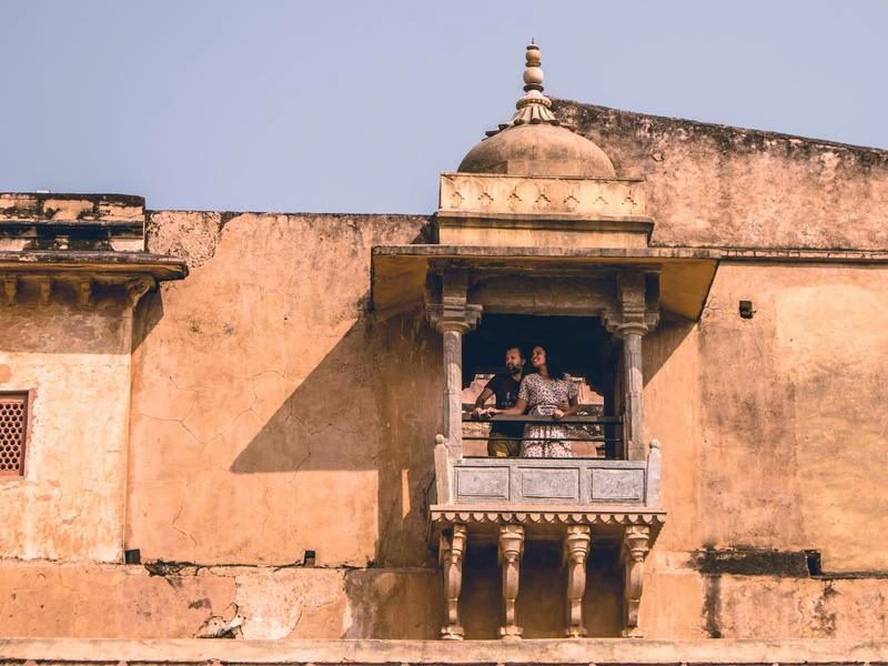 Paar auf einem Balkon im Tempel in Jaipur, Indien