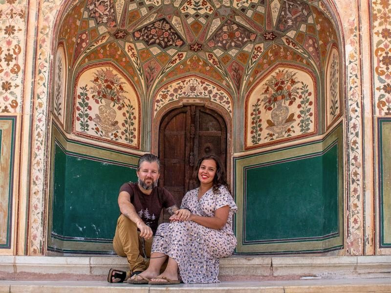 Touristenpaar vor einem Tempel in Jaipur, Indien
