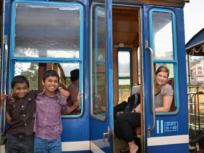 Einheimische Kinder und Reisende im Toy Train in Coonoor, Indien