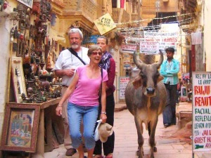 Altstadt von Jaisalmer - Reisende mit einer Kuh
