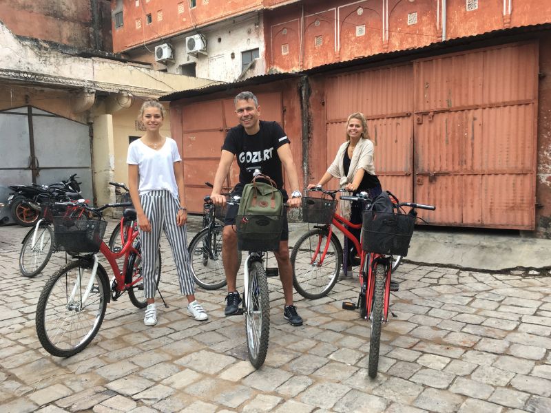 Familie bei einer Fahrradtour in Indien