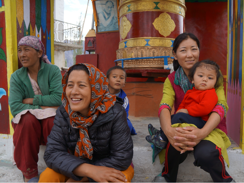 Local Familie sitzen auf Treppen vor dem eigenen Haus im Ladakh Nubra Tal in Indien