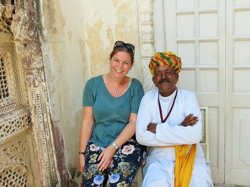 Indischer Türsteher in Rajasthan bei Udaipur