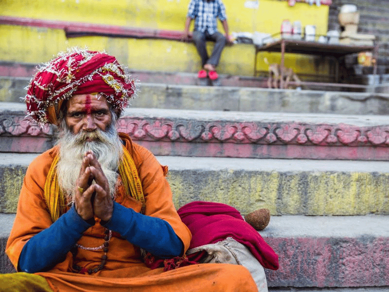 Einheimischer Mönch am Meditieren in Indien