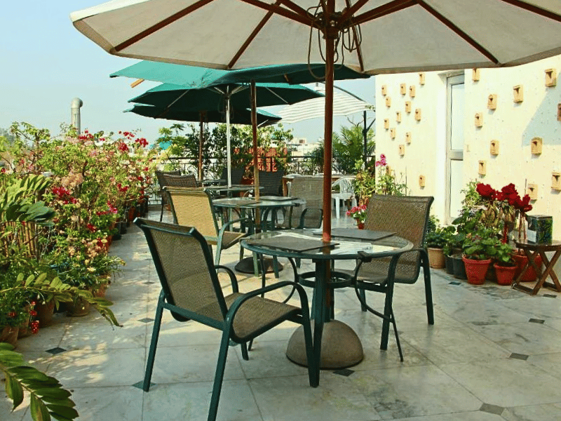 Terrasse im komfortablen Hotel in Delhi, Indien