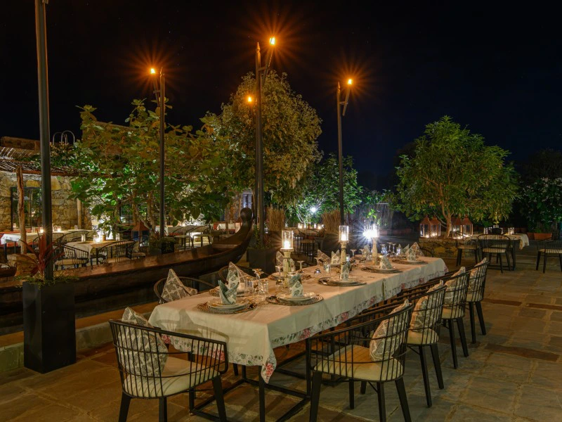 Restaurant im Freien im komfortablen Hotel im Sariska Nationalpark, Indien