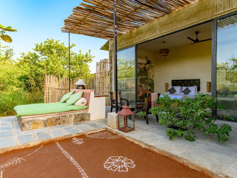 Terrasse im komfortablen Hotel im Sariska Nationalpark, Indien