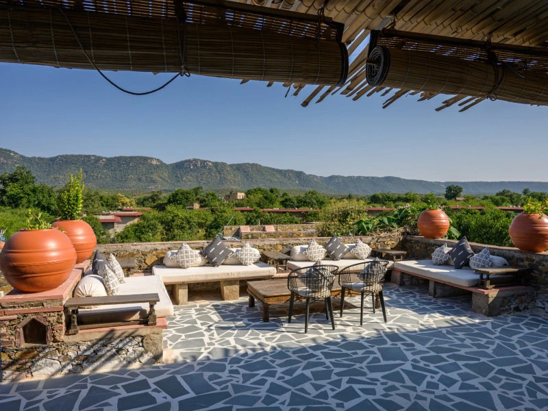 Außenbereich im komfortablen Hotel im Sariska Nationalpark, Indien
