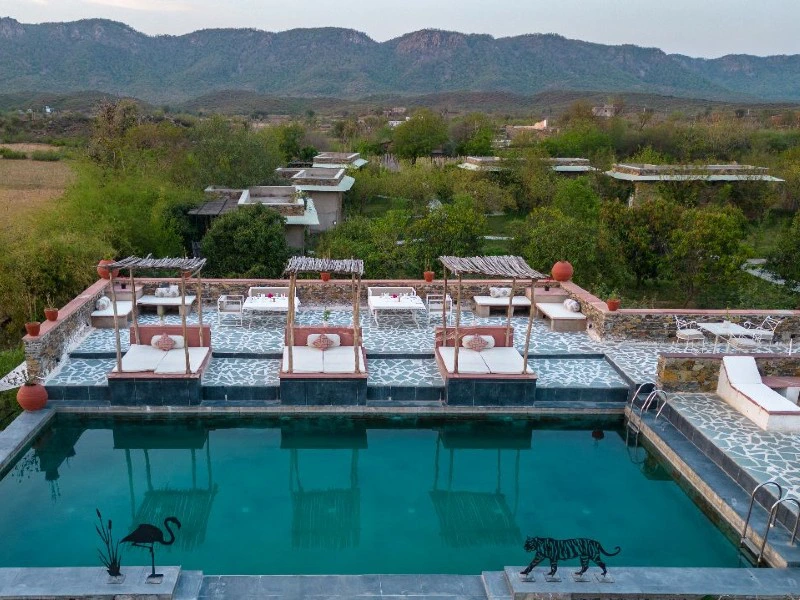 Pool im komfortablen Hotel im Sariska Nationalpark, Indien