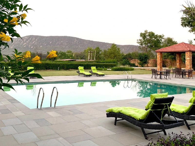 Pool der Lodge im Sariska Nationalpark, Indien