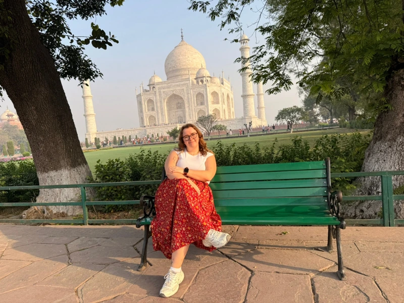 Angelina vor dem Taj Mahal