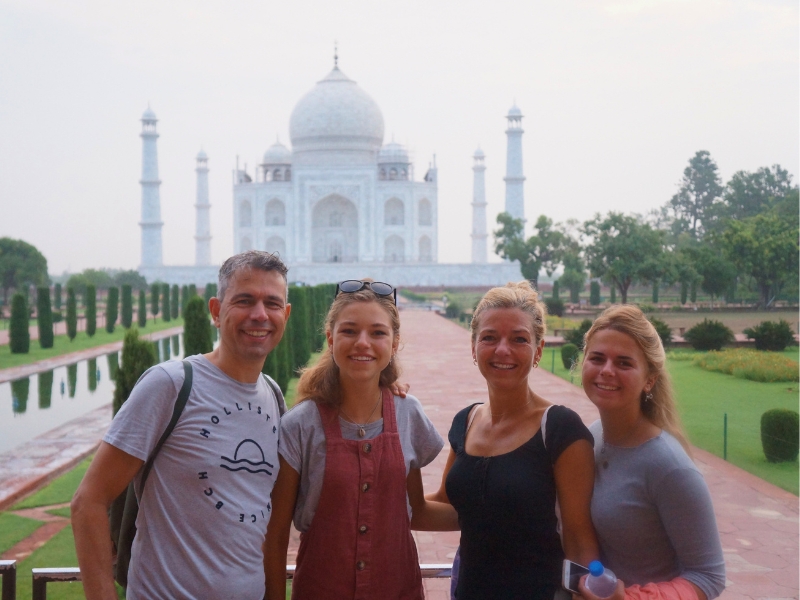 Familie vorm Taj Mahal in Agra, Indien