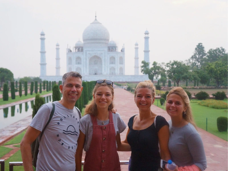 Familie vorm Taj Mahal in Agra, Indien