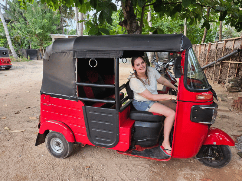 Frau mit Rikscha in Cochin, Indien