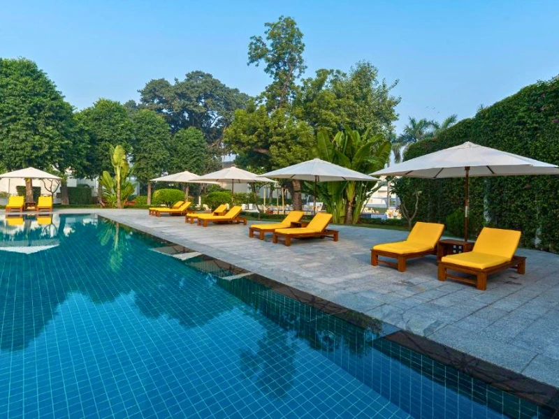 Pool des Komforthotels in Delhi, Indien