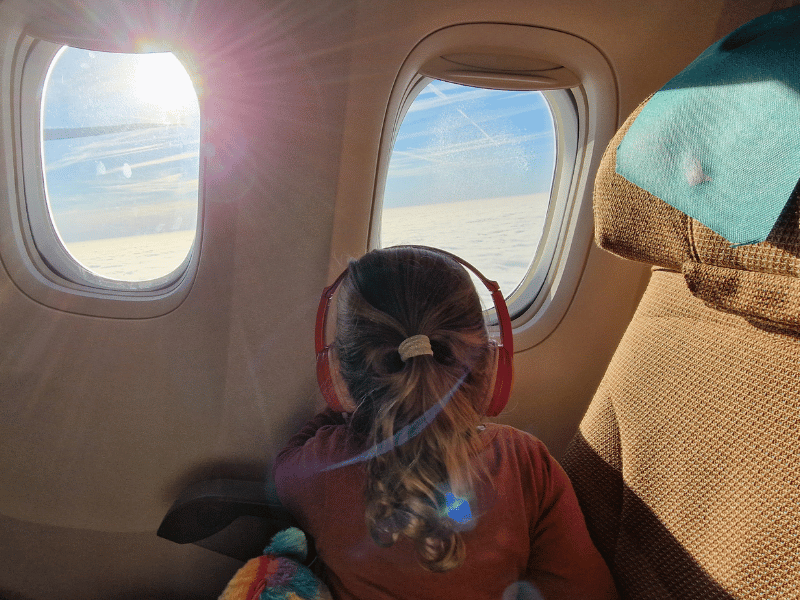 Mädchen auf dem Flug nach Indien