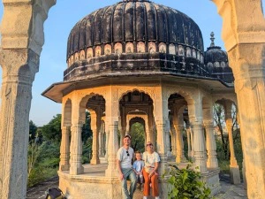 Familie zu Gast im Fort Barli, Indien