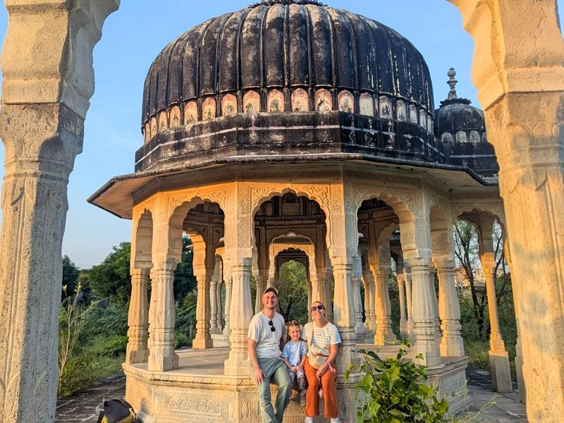 Familie zu Gast im Fort Barli, Indien