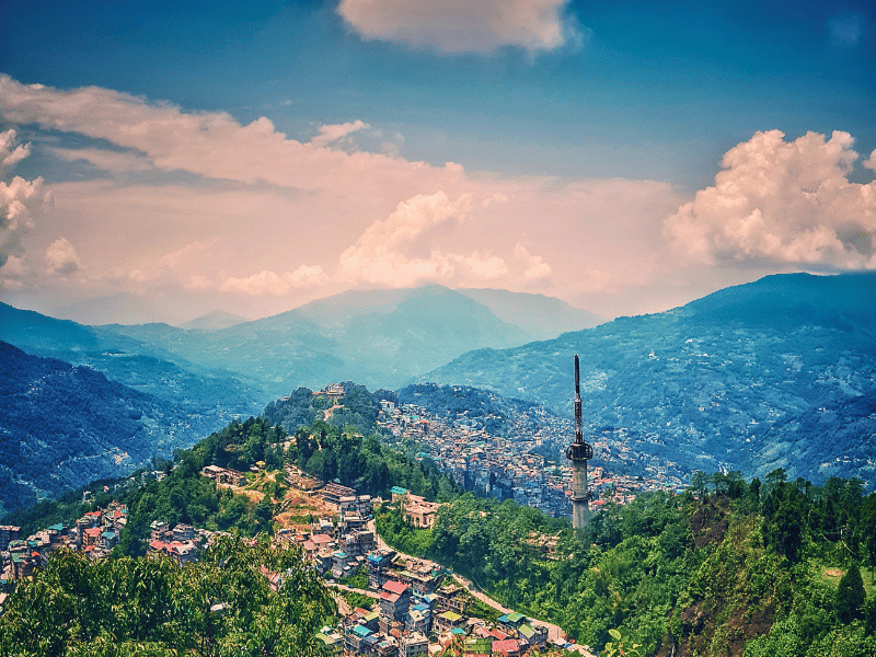 Blick auf die bergige Landschaft rund um Gangtok in Indien