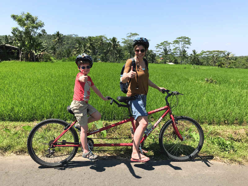 Fahrradfahren im grünen Kerala, Indien