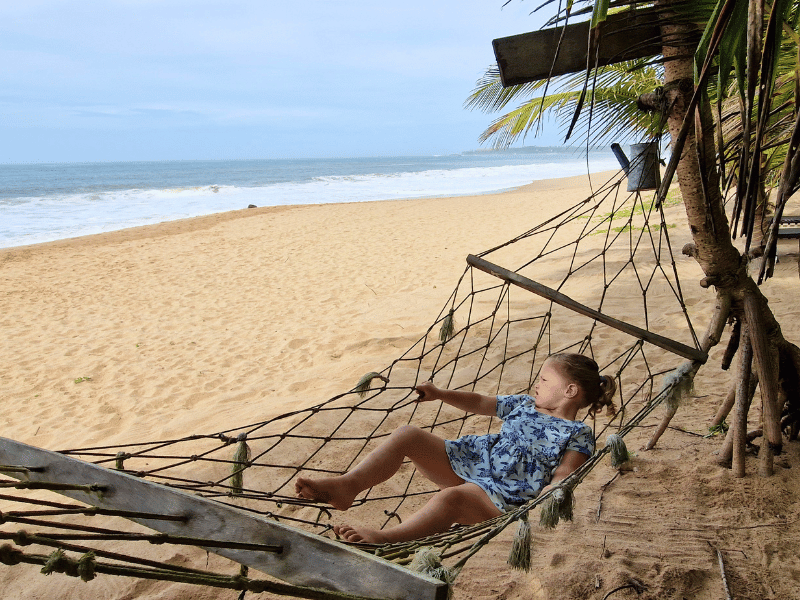 Mädchen am Strand von Kovalam, Indien