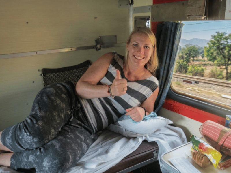 Touristin im Nachtzug in Indien