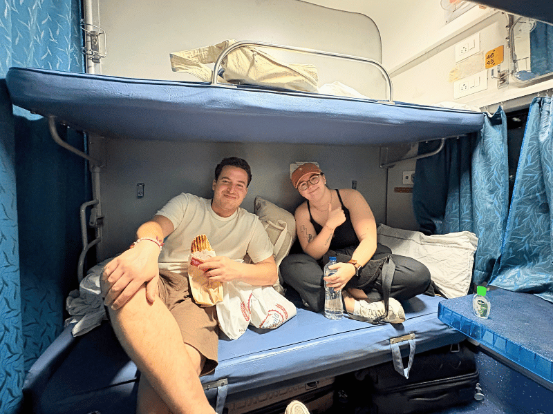 Touristen im Nachtzug in Indien
