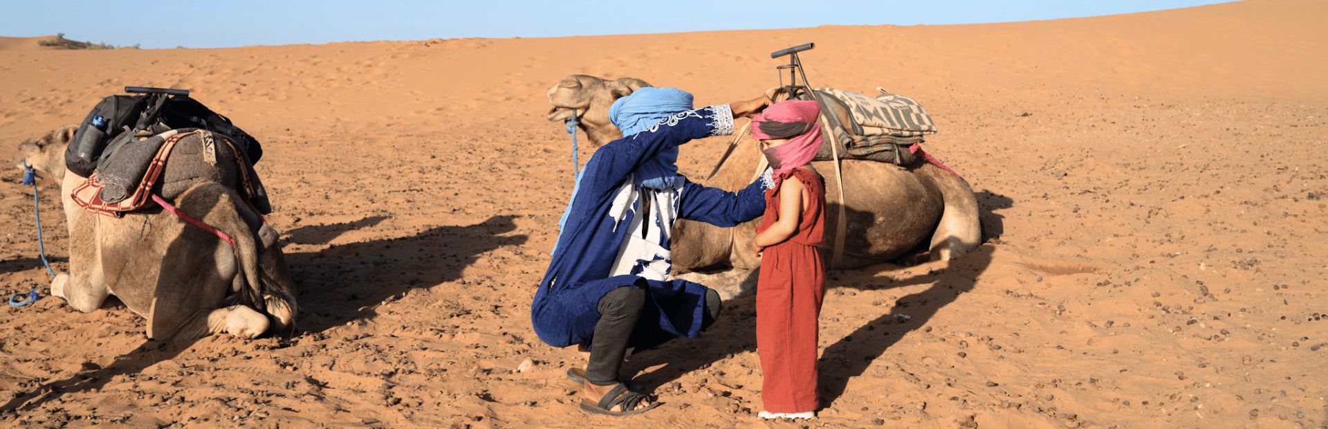 Mädchen auf Kamel in der Wüste Indiens