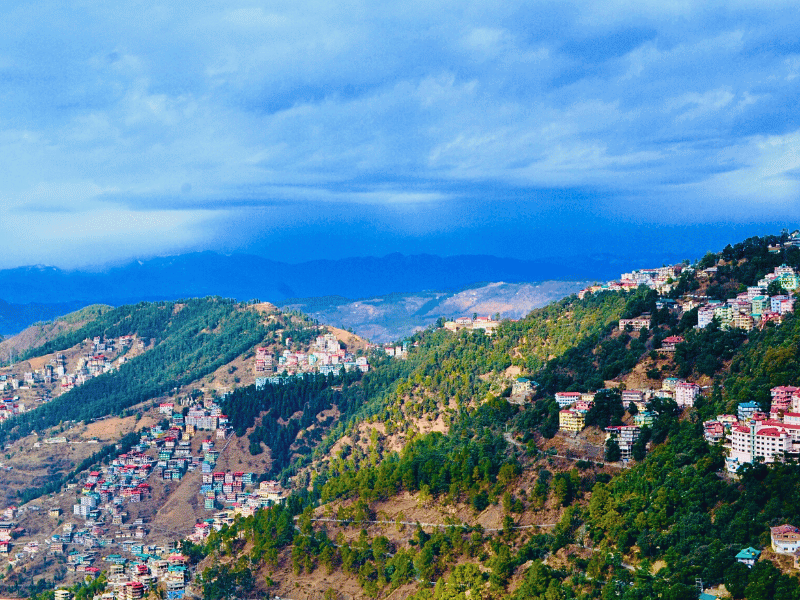 Blick auf die bergige Landschaft um Shimla im Himalya in Indien