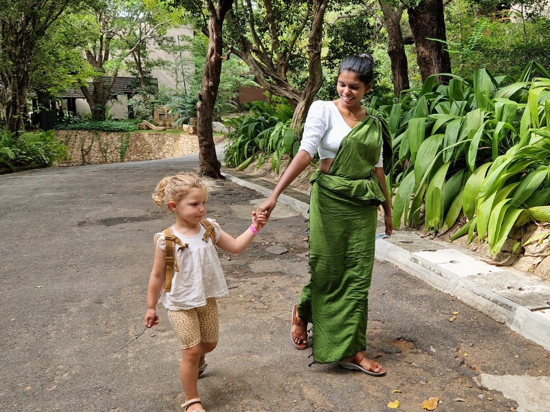 Frau und Mädchen spazieren in Indien