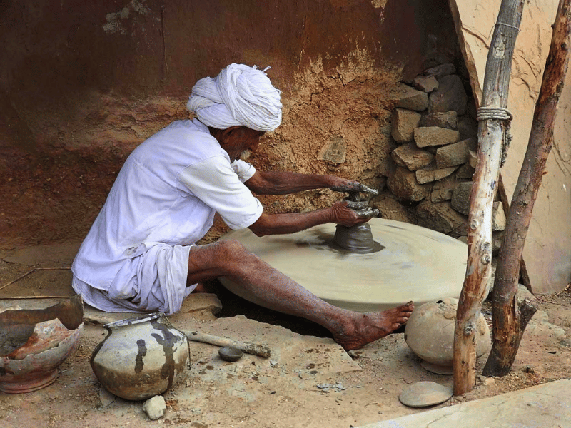 Einheimischer beim Töpfern in Barli in Indien