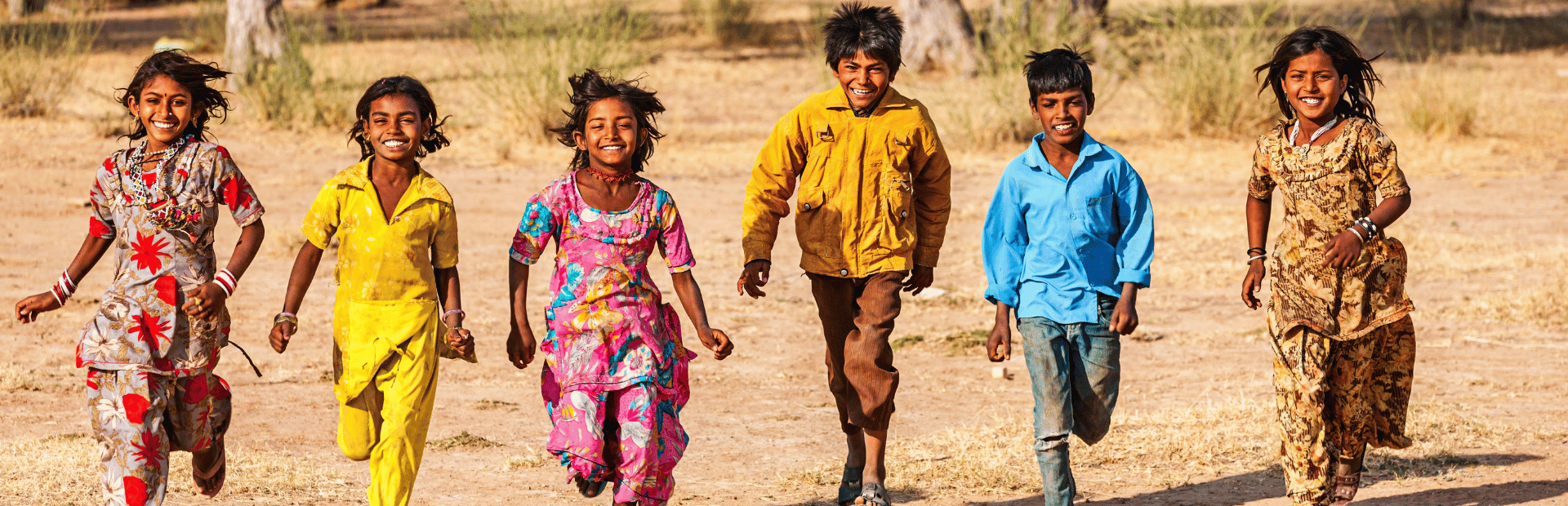 Lachende und laufende Kinder in Indien