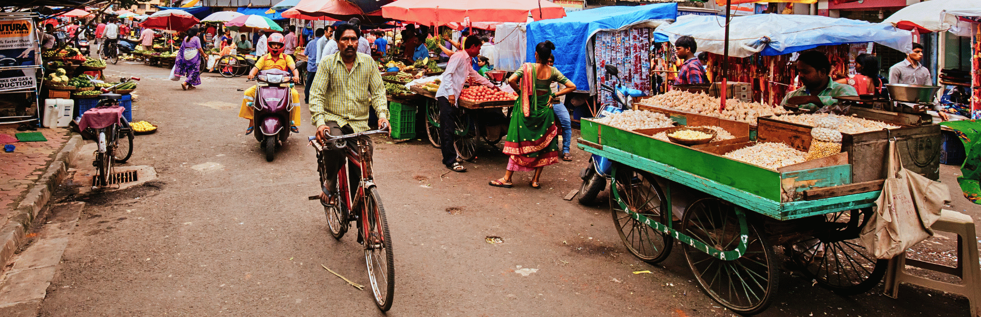 Einheimischer auf dem Fahrrad in Mumbai, Indien
