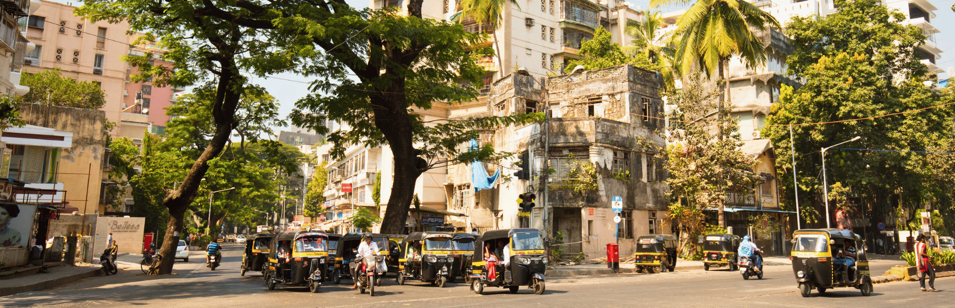 Straße mit Tuk Tuks in Mumbai in Indien