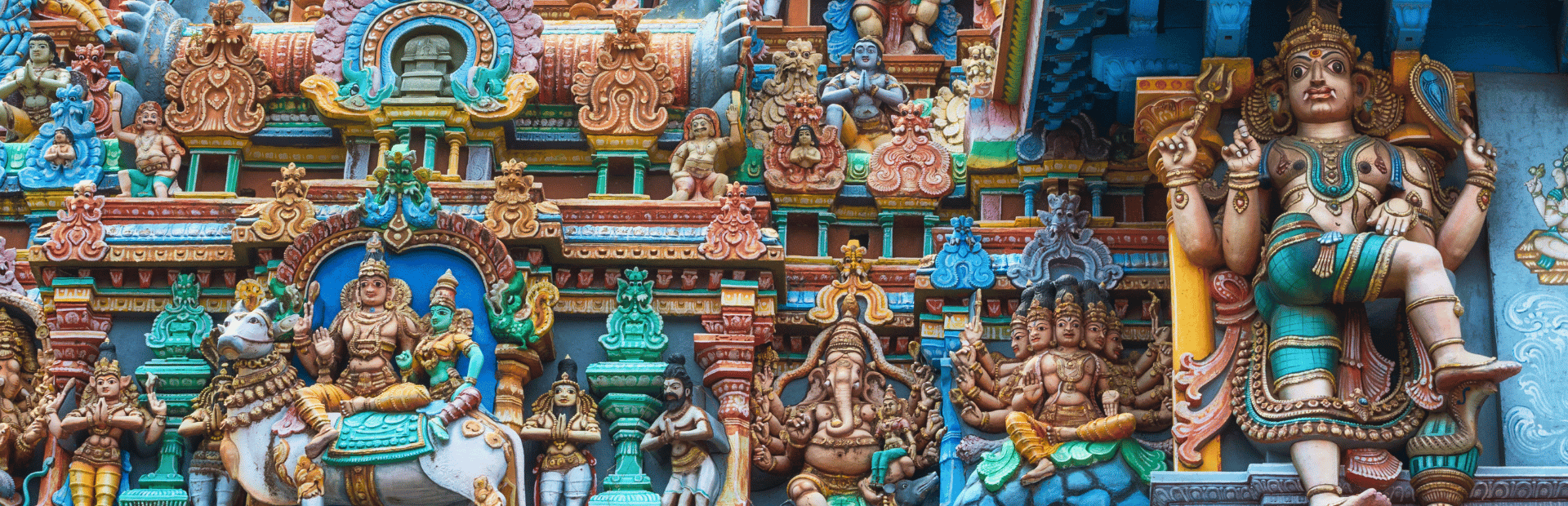 Bunte Figuren an einem Hindutempel in Tamil Nadu, Indien