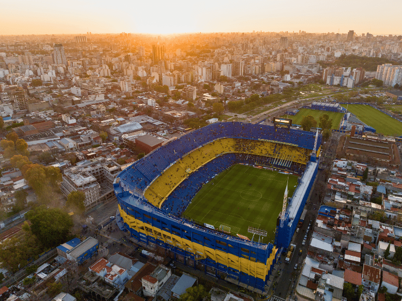 Stadion der Boca Juniors in Buenos Aires in Argentinien bei Sonnenuntergang aus der Luft