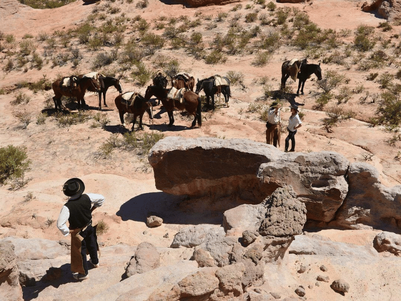 Reisende und Gauchos bei einer Pause in der Wüste bei Corrientes in Argentinien
