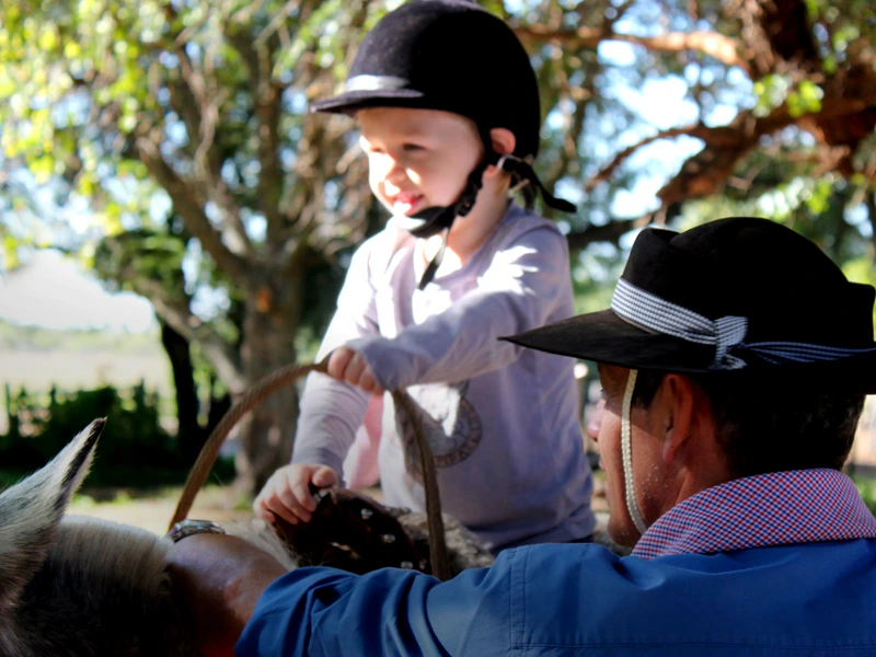 Gaucho zeigt Kind wie man Reitet in Argentinien