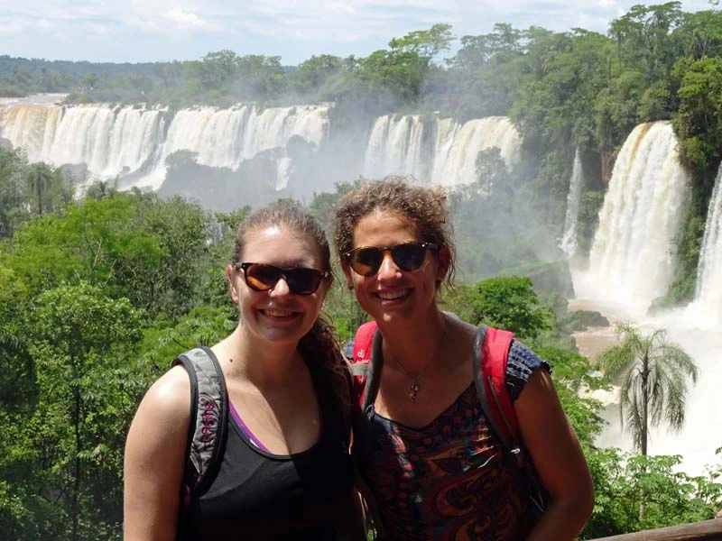 Wasserfall mit Frauen