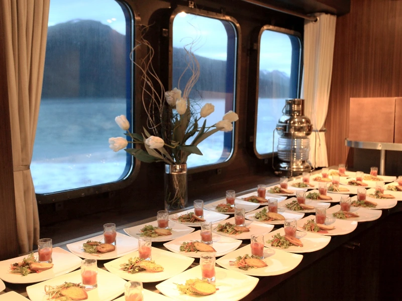 Australis Schiffsbuffet in Patagonien in Argentinien